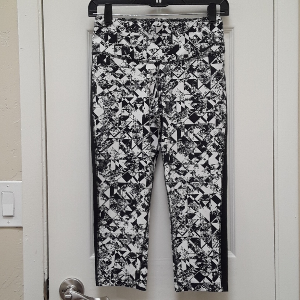 Nike Dri Fit  Legend. Jewels Tight Training Capri - Picture 5 of 15